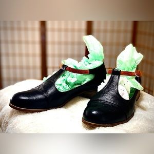 Mary Jane shoe by JULIA BO size 7 black/brown